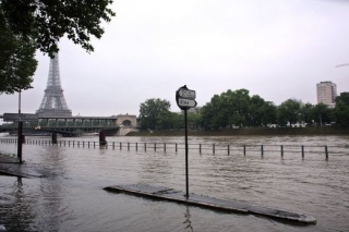 Zaplavené širší centrum Paříže.