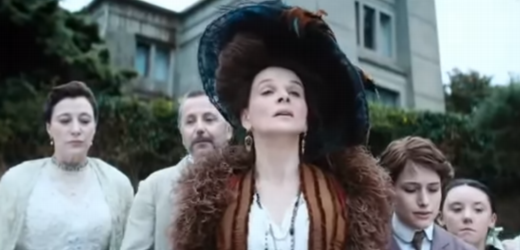 Juliette Binocheová v novém filmu Líná zátoka.