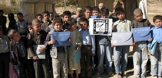 Děti ze školy v okrese Zare v severním Afghánistánu se školními pomůckami (ilustrační foto).