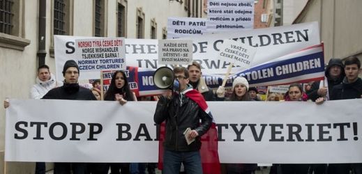 Demonstrace proti norskému úřadi na ochranu dětí Barnevernetu.