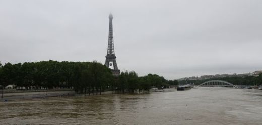 Řeka Seina v Paříži.