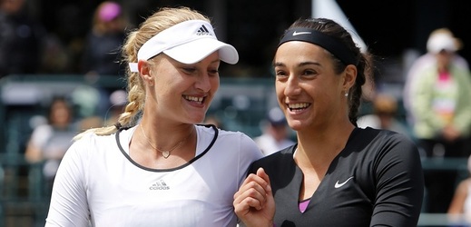 Francouzské tenistky Caroline Garciaová a Kristina Mladenovicová (vlevo). 