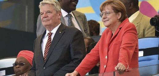 Německý prezident  Joachim Gauck po boku kancléřky Angely Merkelové.