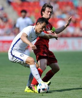 Tomáš Rosický v zápase s Jižní Koreou.