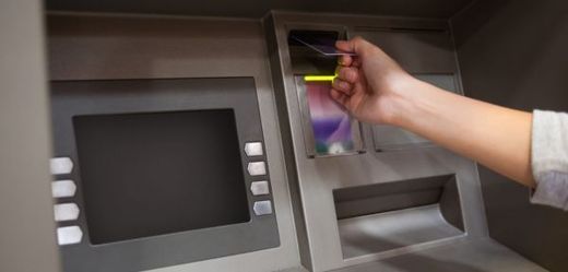 Útoků na platební karty přes bankomaty přibývá. 