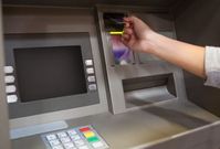 Útoků na platební karty přes bankomaty přibývá. 