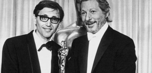 Režisér Jiří Menzel (vlevo) a herec Danny Kay se soškou Oscara.