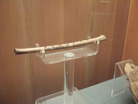 Kostěná flétna ze středočínské vesnice Ťia-chu, odkud pocházejí nejstarší doklady o přípravě alkoholických nápojů.