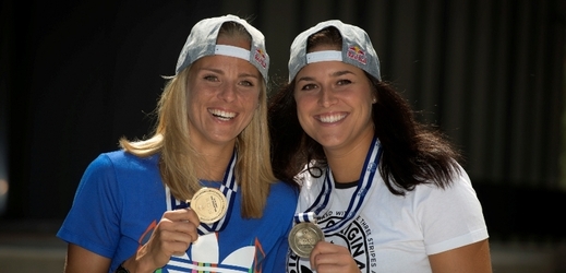 Stříbrnými medailemi z mistrovství Evropy se pochlubily plážové volejbalistky Markéta Sluková a Barbora Hermannová.