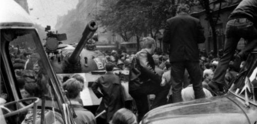 Srpnové události 1968 v pražských ulicích - Vinohradská třída.