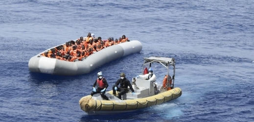 Loď s uprchlíky (ilustrační foto).