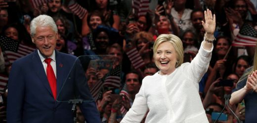 Hillary Clintonová oslavila své vítězství po boku manžela.
