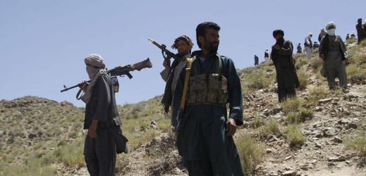 Hlídkující bojovníci Talibanu.