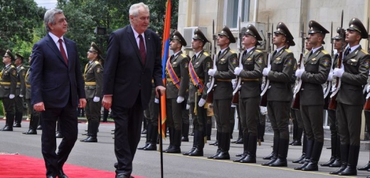 Miloš Zeman při vojenské přehlídce v Arménii.