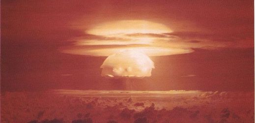 Výbuch vodíkové bomby na atolu Bikini v roce 1954.