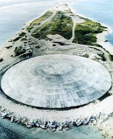 Sarkofág se zbytky z jaderných pokusů na ostrově Runit.