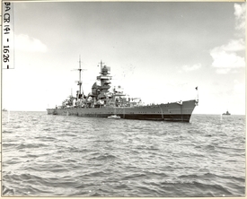 Ukořistěný německý těžký křižník Prinz Eugen čeká na atomový výbuch.