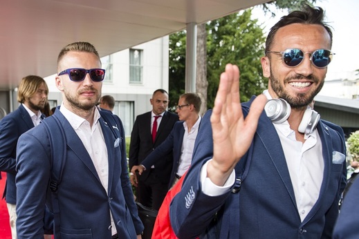 Čeští fotbalisté po příjezdu k hotelu ve francouzském Tours, kde budou ubytováni během mistrovství Evropy. Snímek z 8. června, zleva Michal Kadlec a Tomáš Sivok.