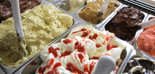 Češi se stále více pídí po kvalitní zmrzlině. Ta připravená z chemických prášků už jim příliš nevoní.