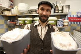 Jan Hochsteiger vyrábí zmrzlinu poctivým řemeslným způsobem.