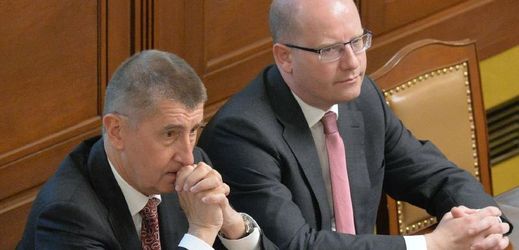 Ministr financí Andrej Babiš (vlevo) s premiérem vlády Bohuslavem Sobotkou.
