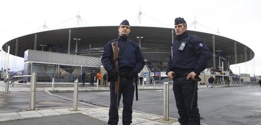 Policisté dohlížejí na pořádek před stadiony.