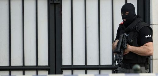 Maskovaný policista hlídá před budovou soudu při procesu s Mohamadem Abrinim (ilustrační foto).