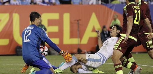Fotbalisté Uruguaye skončí na výroční Copě América už ve skupině a 16. titul nezískají. Nejúspěšnější tým v historii šampionátu prohrál i druhý zápas a do čtvrtfinále postoupil nečekaně jeho přemožitel Venezuela, která poprvé ve stoleté historii turnaje zvítězila dvakrát za sebou. 