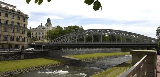 Most Miloše Sýkory, který vede přes řeku Ostravici, rozzáří světelná show v rámci Rozmarných slavností řeky Ostravice.