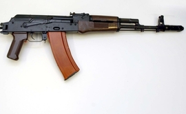 Nechvalně známá AK-47 lidově řečeno "kalašnikov". Oblíbená zbraň teroristů (ilustrační foto).