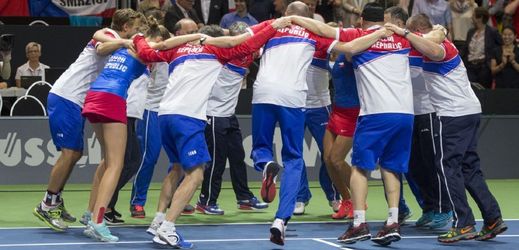 České tenistky se radují z postupu do finále Fed Cupu.  