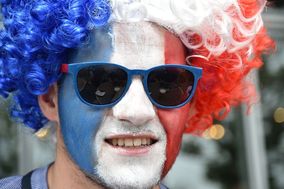 Francouzský fanoušek vyhlíží blížící se Euro.