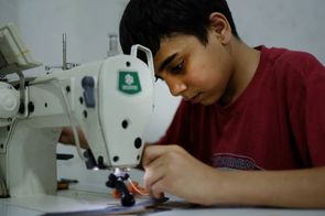 Syrský chlapec Ahmad abú Bákir pracuje v obuvnické dílně.