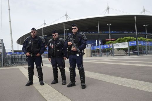 Policisté před stadionem na pařížském předměstí Saint Denis