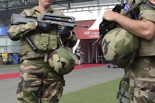 Ozbrojení vojáci na stadionu Stade de France
