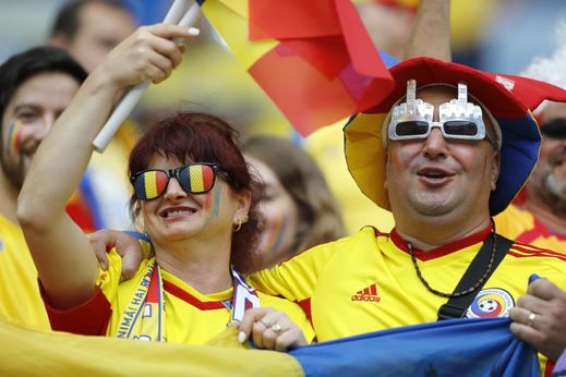 Slavící fanoušci Rumunska před úvodním duelem na ME