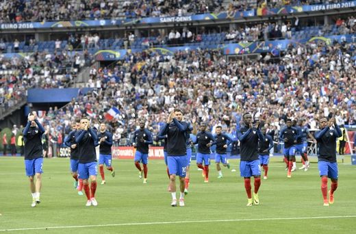 Francouzské fotbalisty přivítaly na stadionu nadšené davy