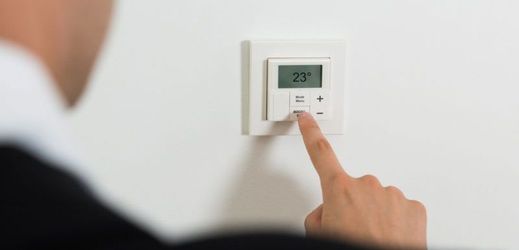 Také s kolegy bojujete o nastavení termostatu (ilustrační foto)?