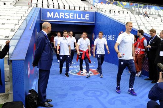 Hráči Anglie nastupují na stadion k tréninku