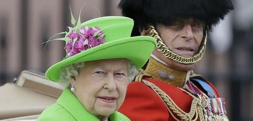 Britská královna Alžběta II se svým chotěm Filipem během oslav královniných narozenin.