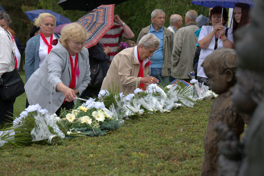 Lidé přišli položit věnce a zapálit svíčky k památníku lidických obětí.