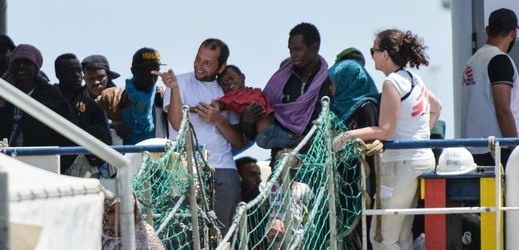 Migranti v italském přístavu.