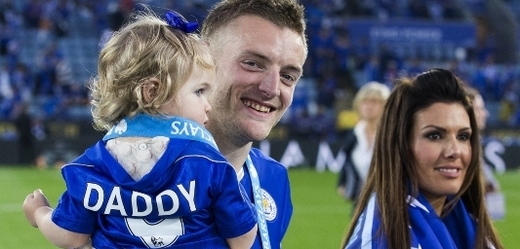 Jamie Vardy a jeho manželka Rebekah v lóži při zápase Leicesteru.