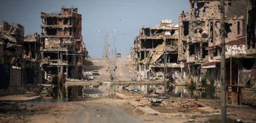 Z bašty Islámského státu v libyjské Syrtě jsou trosky. Sami radikálové byli obklíčeni v centru města.