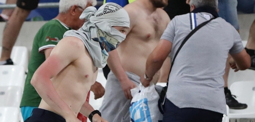 Ruští fanoušci napadli přímo na stadioně v Marseille anglické fanoušky.