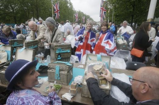Ani typicky britské počasí s deštěm nezabránilo Britům ve velkolepých oslavách.