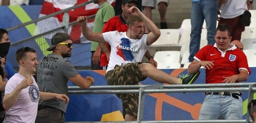 Fanoušci Ruska napadli na stadionu anglické fanoušky.