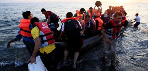 Podle úřadů denně dorazí na lodích k řeckým břehům okolo 28 uprchlíků (ilustrační foto).