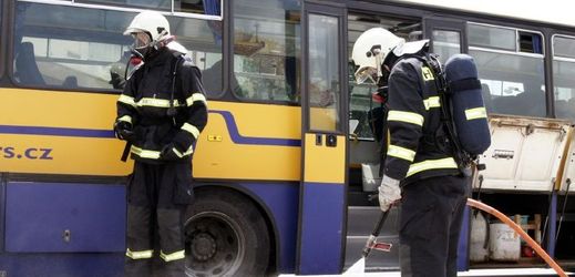 Autobus na Novojičínsku zachvátily plameny. Všichni cestující včetně 35 dětí dokázali včas vystoupit (ilustrační foto).