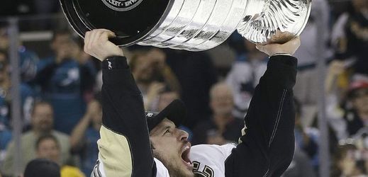 Kapitán Pittsburghu Sidney Crosby s pohárem pro vítěze NHL.